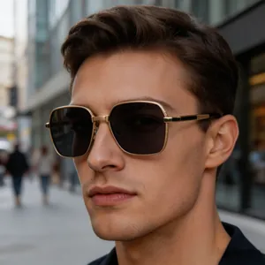 Gros plan d'un homme portant des lunettes de soleil carrées dorées dans un décor urbain