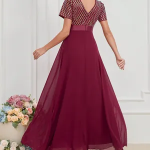 Robe de soirée bordeaux avec haut à paillettes et jupe en mousseline longue au sol