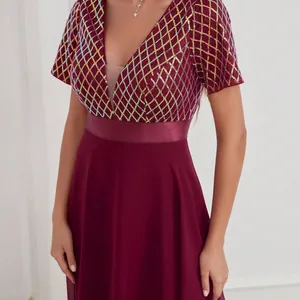 Robe de soirée élégante en mousseline à paillettes rouge vin avec un col en V chic