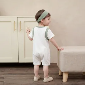 Barboteuse bébé à manches courtes en coton doux blanc et liseré vert pour nouveau-nés
