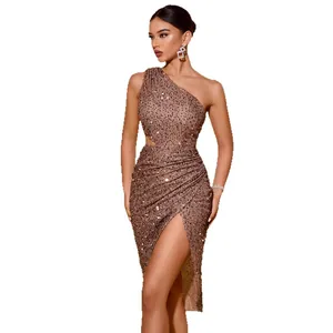 Elegant one-shoulder sequin evening dress with high slit for party and banquet