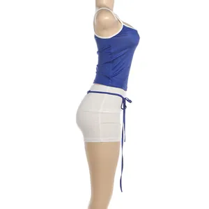 Vue latérale détaillée d'un ensemble débardeur bleu sexy et short moulant blanc