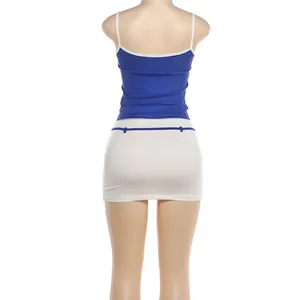 Vue arrière détaillée du caraco bleu sexy et de l'ensemble mini-jupe moulante blanche