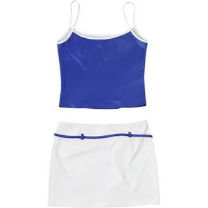 Ensemble deux pièces sexy comprenant un débardeur bleu et une mini-jupe blanche