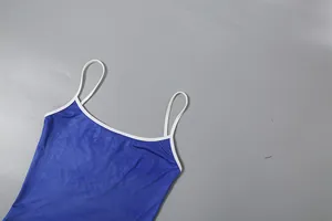Détail d'un haut caraco bleu sexy avec passepoil blanc et texture de tissu fine