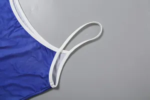 Détail d'un caraco bleu avec de fines bretelles blanches et des coutures précises.