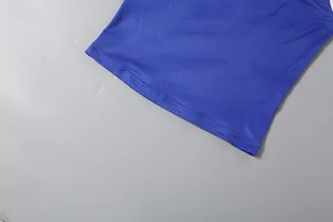 Gros plan détaillé de l'ourlet à double couture de cet ensemble jupe caraco bleu