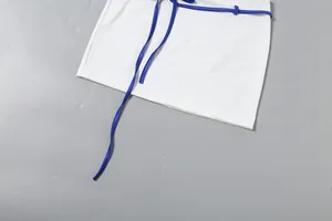 Vue détaillée d'une mini-jupe blanche élégante dotée d'une ceinture bleue contrastée.
