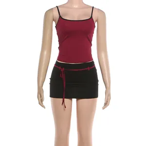 Tenue sexy deux pièces avec caraco rouge foncé et mini-jupe noire sur mannequin.