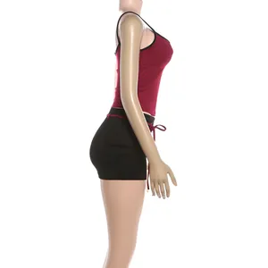 Vue latérale d'un ensemble sexy de débardeur rouge et d'une mini-jupe moulante noire