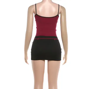 Vue arrière d'un ensemble caraco bordeaux sexy et mini-jupe noire pour les femmes