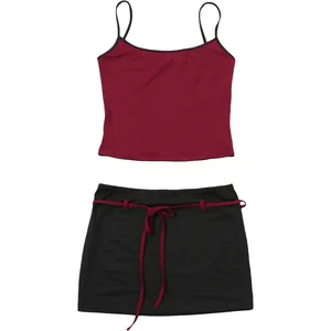Vue détaillée de l'ensemble camisole bordeaux et mini-jupe noire avec ceinture assortie