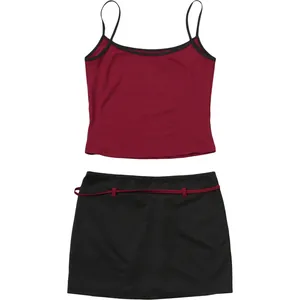 Ensemble deux pièces sexy comprenant un top à bretelles bordeaux et une mini-jupe noire