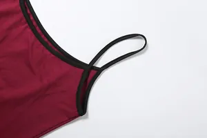 Vue détaillée d'une bretelle de caraco bordeaux sexy avec design contrasté noir