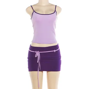 Vue détaillée de l'ensemble deux pièces violet avec débardeur et mini-jupe moulante