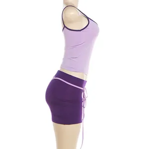 Vue latérale détaillée d'un ensemble violet de deux pièces avec camisole et jupe