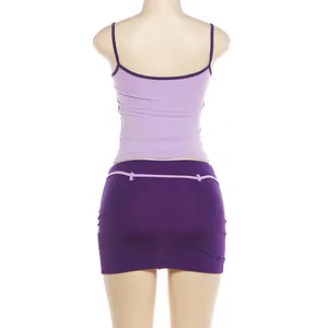 Vue arrière d'un ensemble violet de deux pièces avec caraco et mini-jupe moulante