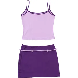 Un ensemble deux pièces violet pour femme avec caraco lilas et mini-jupe moulante