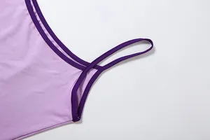 Détail du haut à fines bretelles violettes et coutures sur tissu lavande de haute qualité
