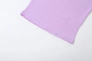 Détail de l'ourlet à double surpiqûre sur un tissu en maille violet de haute qualité
