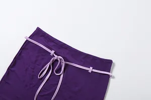 Détail en gros plan de la taille de la jupe moulante violette avec lien lavande