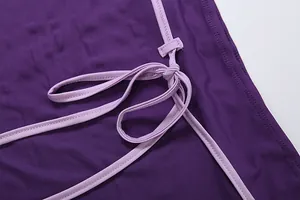 Gros plan sur le nœud délicat d'un ensemble jupe moulante sexy de couleur violette