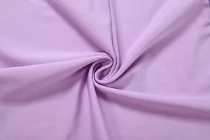 Détail macro montrant la texture lisse de la matière en tricot violet lavande