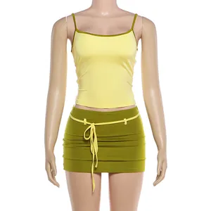 Vue détaillée d'un ensemble deux pièces sexy pour femme avec caraco jaune et jupe olive