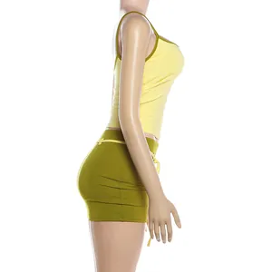 Vue latérale de l'ensemble caraco jaune sexy et mini-jupe moulante vert olive