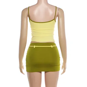 Vue arrière détaillée de l'ensemble caraco jaune sexy et mini-jupe moulante verte.