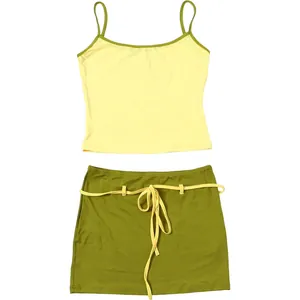 Vue détaillée de l'ensemble deux pièces avec débardeur jaune et minijupe vert olive.