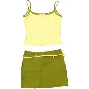 Ensemble deux pièces avec haut caraco jaune clair et mini-jupe vert olive avec ceinture