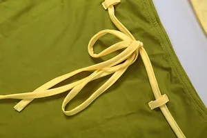 Détail du design de l'ensemble mini-jupe sexy à lacets vert olive et jaune