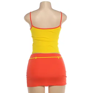 Vue arrière détaillée de l'ensemble camisole jaune et mini-jupe rouge sur un mannequin