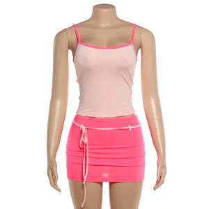 Vue de face de l'ensemble débardeur rose sexy et mini-jupe moulante rose vif sur mannequin