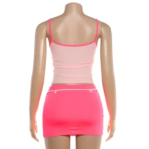 Vue arrière détaillée d'un ensemble caraco rose sexy et mini-jupe moulante pour femme