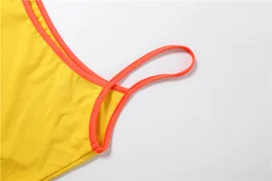 Gros plan d'un caraco jaune avec une bordure orange vif et une fine bretelle spaghetti