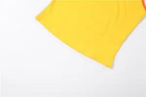 Gros-plan de haute qualité sur l'ourlet du tissu jaune et les détails de couture