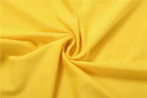Vue macro d'un tissu texturé jaune vif de haute qualité pour ensemble mode femme