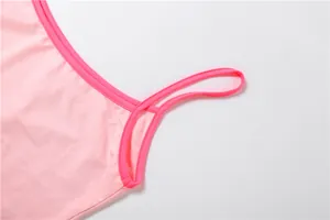 Vue macro détaillée de la bretelle du caraco rose et des détails de couture de qualité