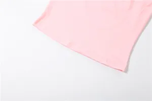 Gros plan sur la couture précise à double aiguille de l'ourlet d'un vêtement rose