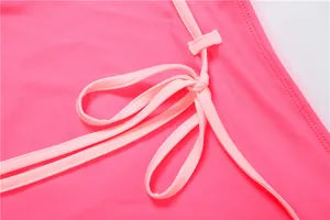 Détail exquis en gros plan du nœud réglable rose clair sur une jupe rose vif éclatante