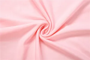Gros plan détaillé de la texture d'un tissu en maille rose doux avec motif tourbillon
