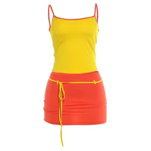 Ensemble deux pièces pour femme avec un caraco jaune sexy et une mini-jupe orange