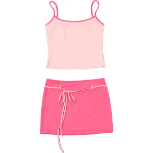 Détail d'un ensemble deux pièces avec camisole rose et minijupe fuchsia pour femme