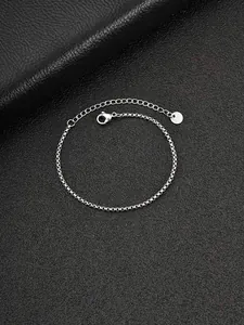 Vue détaillée d'un bracelet en chaîne gourmette en acier inoxydable argenté avec fermoir.
