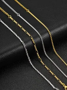 Vue détaillée de plusieurs styles de chaînes de collier en acier inoxydable doré et argenté.