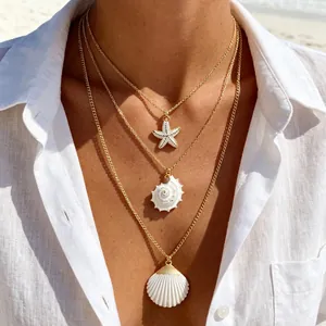 Detailansicht der mehrlagigen Boho-Goldkette mit Seestern-, Schnecken- und Muschel