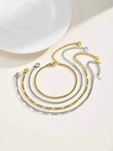 Vue détaillée de bracelets gourmettes superposés en acier inoxydable doré et argent