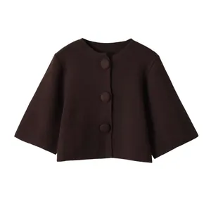 Élégant gilet court en maille marron foncé à col rond et gros boutons recouverts.
